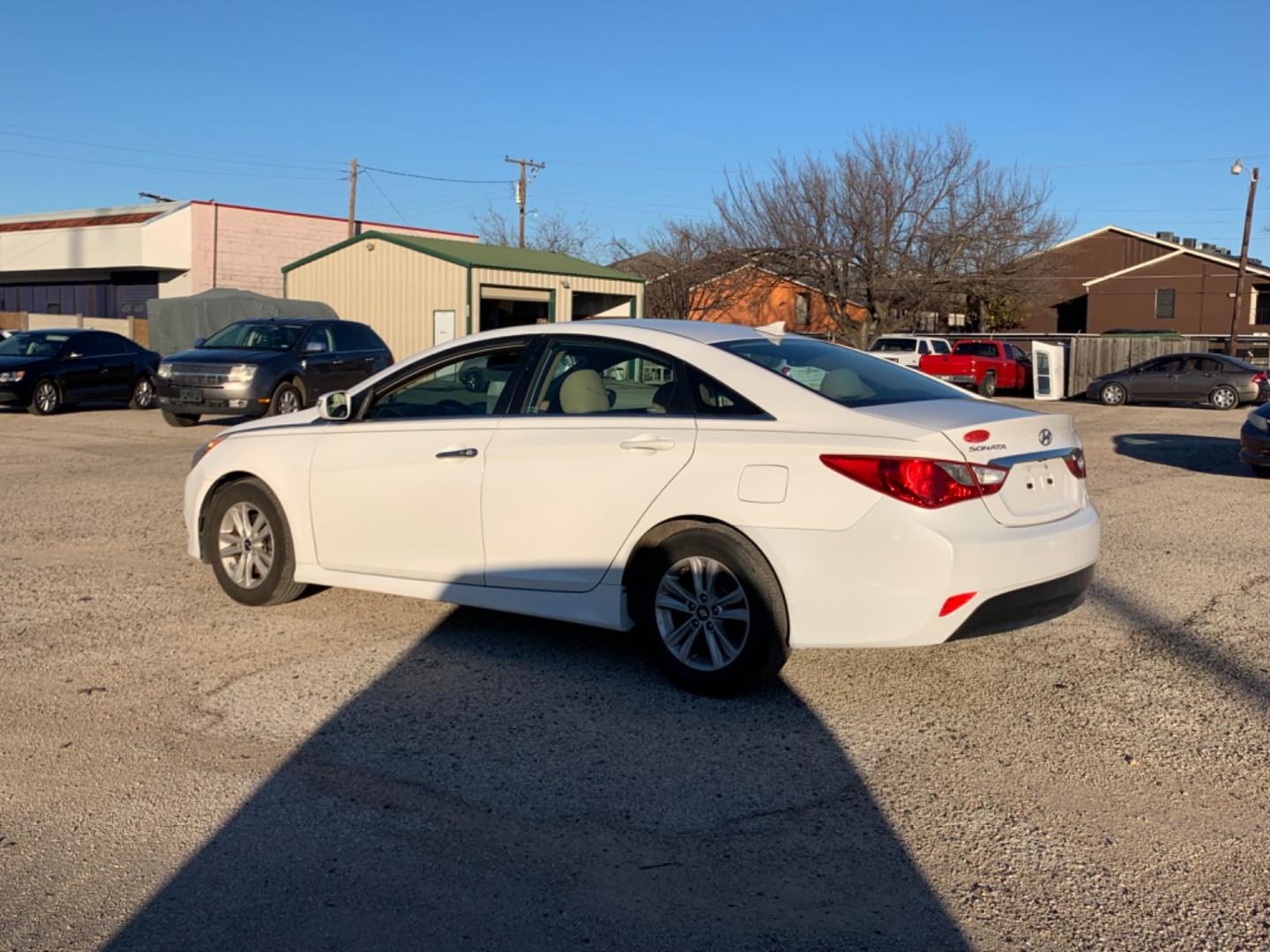 2014 White /Tan Hyundai Sonata (5NPEB4AC9EH) , AUTOMATIC transmission, located at 1830 North Belt Line Road, Irving, TX, 75061, (469) 524-0199, 32.834373, -96.993584 - Photo#3